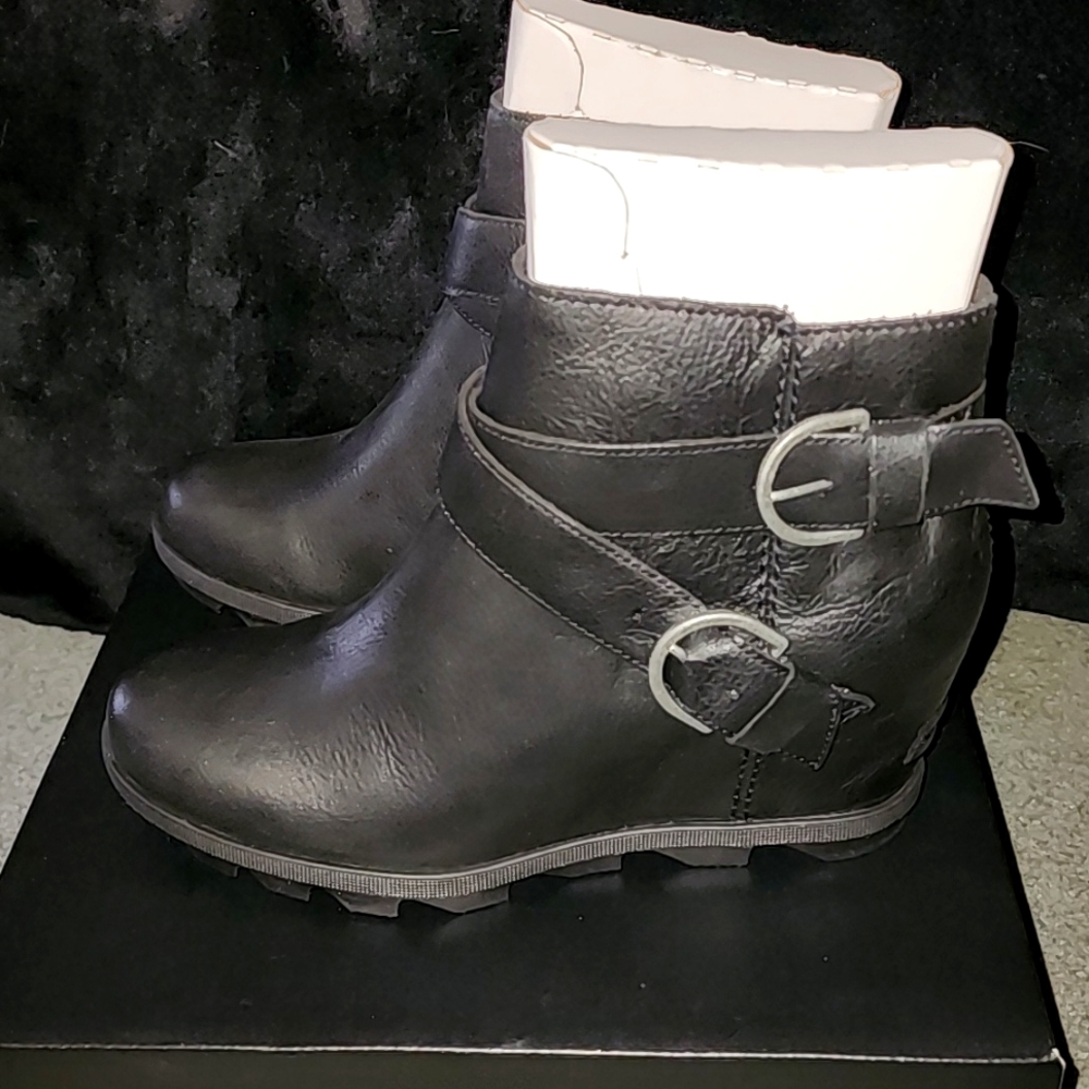 NEW SOREL BOOTS - Picture 2 of 6